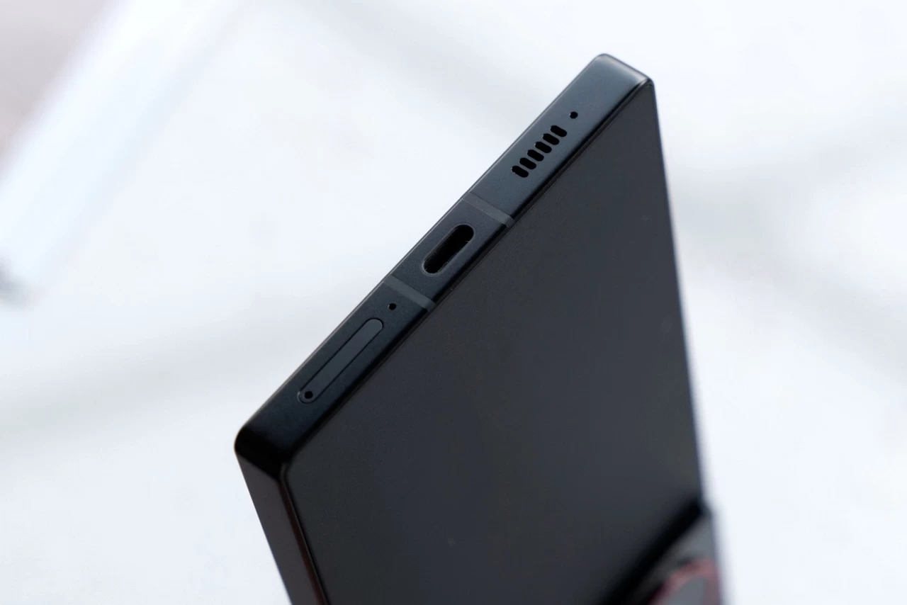 Нижний торец смартфона Nubia Z60 Ultra: разъём зарядки, лоток для сим-карт, динамик и микрофоны