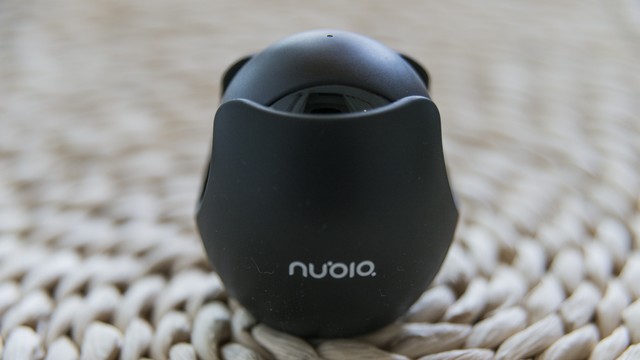 Камера Nubia NeoAir в чехле